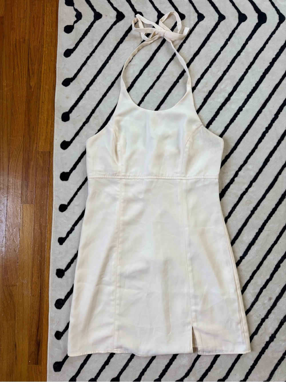 Le Lis Cream Halter Formal Mini Dress - Medium